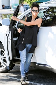 Halle Berry shops at Bristol Farms in L.A. 15.10.2012_03.jpg