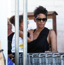 Halle Berry shops at Bristol Farms in L.A. 15.10.2012_04.jpg