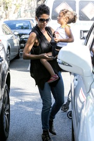 Halle Berry shops at Bristol Farms in L.A. 15.10.2012_06.jpg