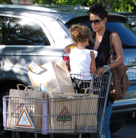 Halle Berry shops at Bristol Farms in L.A. 15.10.2012_11.jpg