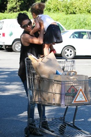 Halle Berry shops at Bristol Farms in L.A. 15.10.2012_12.jpg