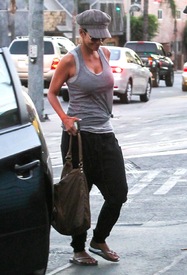 Halle Berry heading to dinner at Pink Taco in West Hollywood 18.10.2012_03.jpg