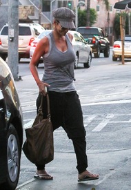 Halle Berry heading to dinner at Pink Taco in West Hollywood 18.10.2012_04.jpg