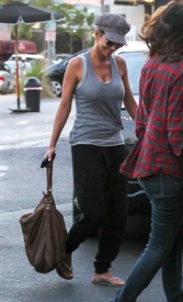 Halle Berry heading to dinner at Pink Taco in West Hollywood 18.10.2012_06.jpg