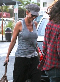 Halle Berry heading to dinner at Pink Taco in West Hollywood 18.10.2012_07.jpg