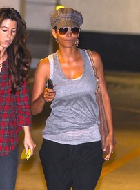 Halle Berry heading to dinner at Pink Taco in West Hollywood 18.10.2012_08.jpg