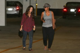 Halle Berry heading to dinner at Pink Taco in West Hollywood 18.10.2012_09.jpg