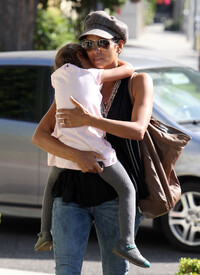 Halle Berry out and about in Los Angeles 19.10.2012_02.jpg