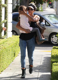 Halle Berry out and about in Los Angeles 19.10.2012_04.jpg