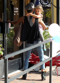 Halle Berry out and about in Los Angeles 19.10.2012_05.jpg