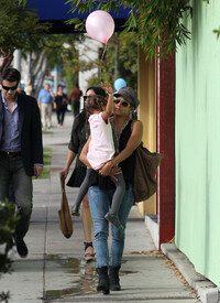 Halle Berry out and about in Los Angeles 19.10.2012_07.jpg