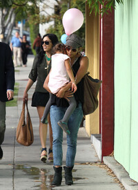 Halle Berry out and about in Los Angeles 19.10.2012_08.jpg