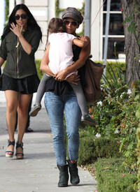 Halle Berry out and about in Los Angeles 19.10.2012_09.jpg