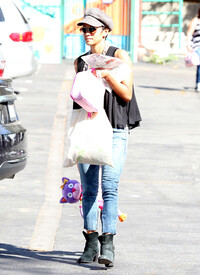 Halle Berry out and about in Los Angeles 19.10.2012_12.jpg
