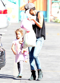 Halle Berry out and about in Los Angeles 19.10.2012_13.jpg