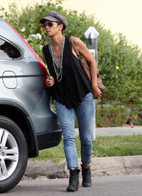 Halle Berry out and about in Los Angeles 19.10.2012_17.jpg