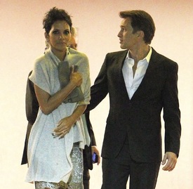 Halle Berry arrives for the Cloud Atlas premiere in Hollywood 24.10.2012_03.jpg