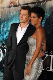 Halle Berry attends the Cloud Atlas premiere in Hollywood 24.10.2012_583.jpg