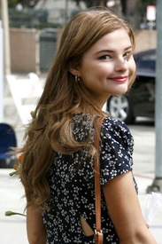 Stefanie-Scott-in-MIni-Dress--01-786944.jpg