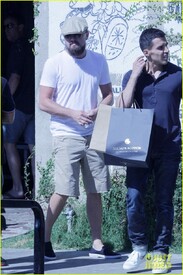 001_leonardo-dicaprio-hangs-out-with-tobey-m.jpg