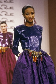 (01) Naomi on the runway for Oscar de la Renta (1988).jpg