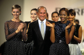 (02) Naomi on the runway for Oscar de la Renta (Paris RTW 1994).jpg