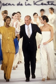 (03) Naomi on the runway for Oscar de la Renta (NY RTW Spring 1994).jpg