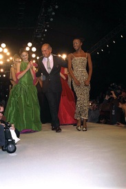(05) Naomi on the runway for Oscar de la Renta (NY FW Fall 1996).jpg