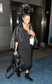 Rihanna (18).jpg