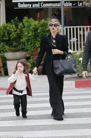 1414786867641_wps_60_Rachel_Zoe_and_family_out.jpg