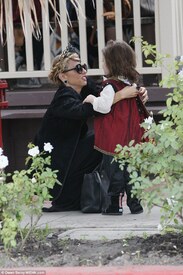 1414786871142_wps_61_Rachel_Zoe_and_family_out.jpg