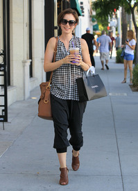 Lily Collins is all smiles while enjoying a shopping trip_03.jpg