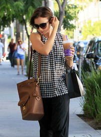 Lily Collins is all smiles while enjoying a shopping trip_08.jpg