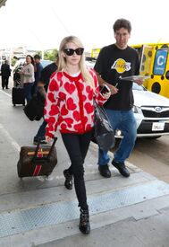 emma-roberts-arrives-at-los-angeles-internatiobal-airport-10-19-2015_1.jpg