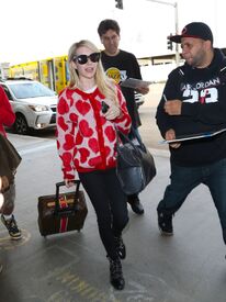 emma-roberts-arrives-at-los-angeles-internatiobal-airport-10-19-2015_5.jpg