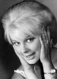 Elke Sommer005.jpg