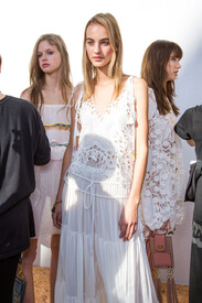 Chloe_Spring_2016_Backstage_FJTXNB-2yALx.jpg