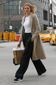 Karlie_Kloss_heads_to_a_meeting_in_New_York.jpg