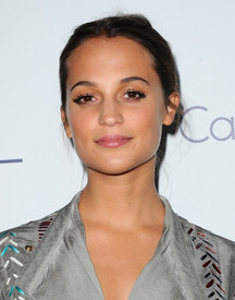 AliciaVikander_22ndElleAwards_20151019_001.jpg