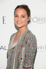 AliciaVikander_22ndElleAwards_20151019_002.jpg