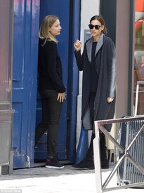 2D355DED00000578-3265686-Budding_romance_Irina_Shayk_was_spotted_leaving_Bradley_Cooper_s-m-8_144435.jpg