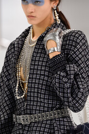 Chanel Spring 2016 Details nZrrWAlXNzux.jpg