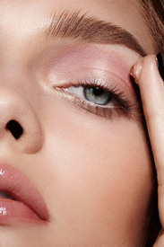 applying-gloss-eyeshadow-how-to-apply-makeup.jpg
