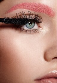 applying-mascara-macro-beauty-pink-eyebrpws-e1441110020318.jpg