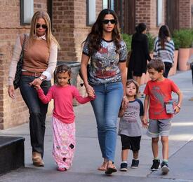 img-697384-camila-alves-passeia-com-os-f.jpg