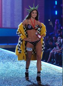 56798_Various_111507_VictoriasSecretFashionShow_162_122_381lo.JPG