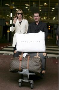 82565_celeb_city.eu_Kate_Moss_lands_at_Heathroe_airport_14_123_779lo.jpg