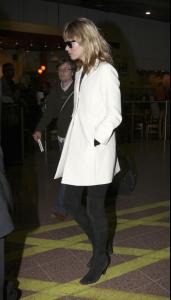 82380_celeb_city.eu_Kate_Moss_lands_at_Heathroe_airport_02_123_630lo.jpg