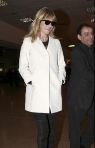 82330_celeb_city.eu_Kate_Moss_lands_at_Heathroe_airport_08_123_1012lo.jpg