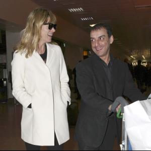 82279_celeb_city.eu_Kate_Moss_lands_at_Heathroe_airport_05_123_419lo.jpg